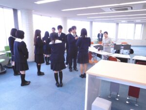 名刺交換の様子
