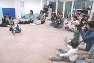 「作ったマラカスで演奏」