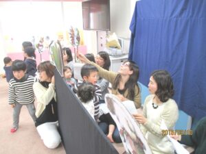 ママと一緒に「てぶくろ」のペープサート