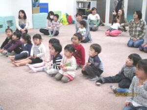ママの「すみれ劇場(てぶくろ)」に見入る